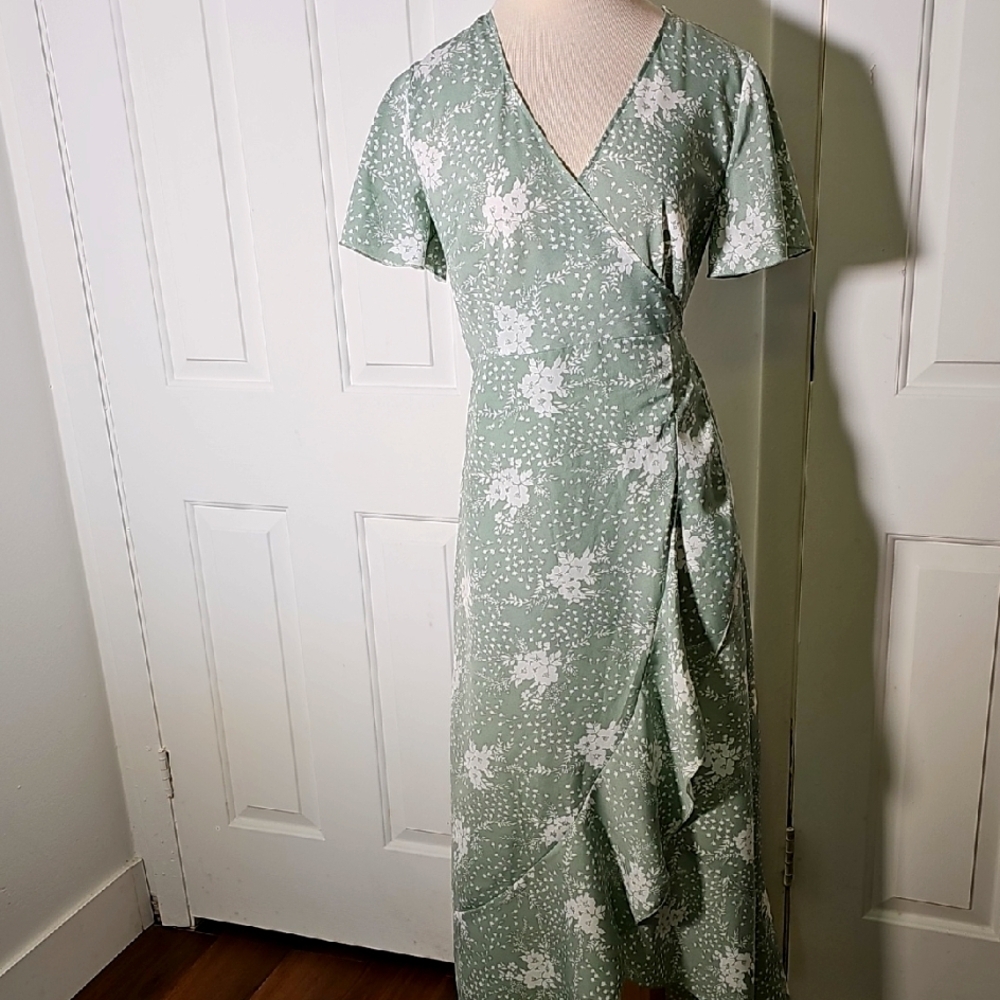 Simple Green Flutter Sleeve Maxi Wrap Sundress . In A Size Small.